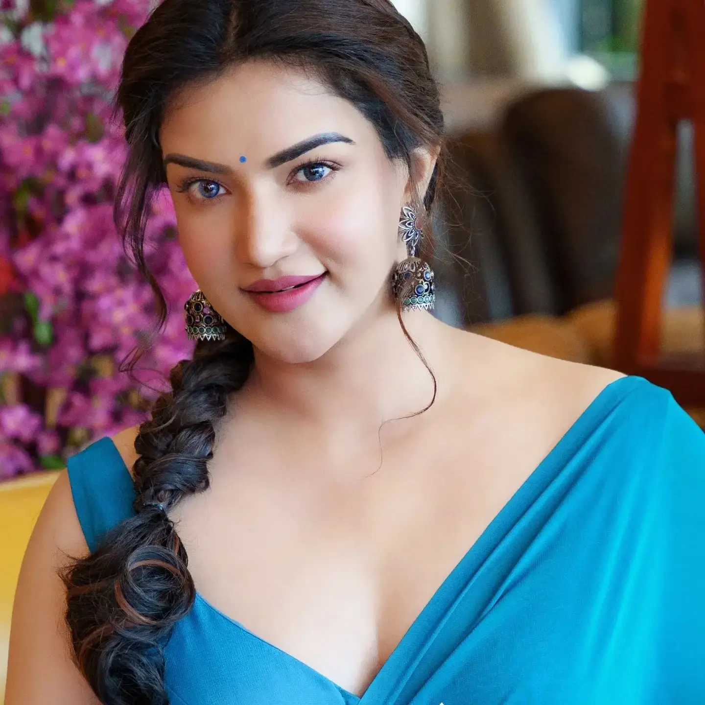 BEAUTIFUL INDIAN ACTRESS HONEY ROSE WALLPAPERS IN BLUE SAREE